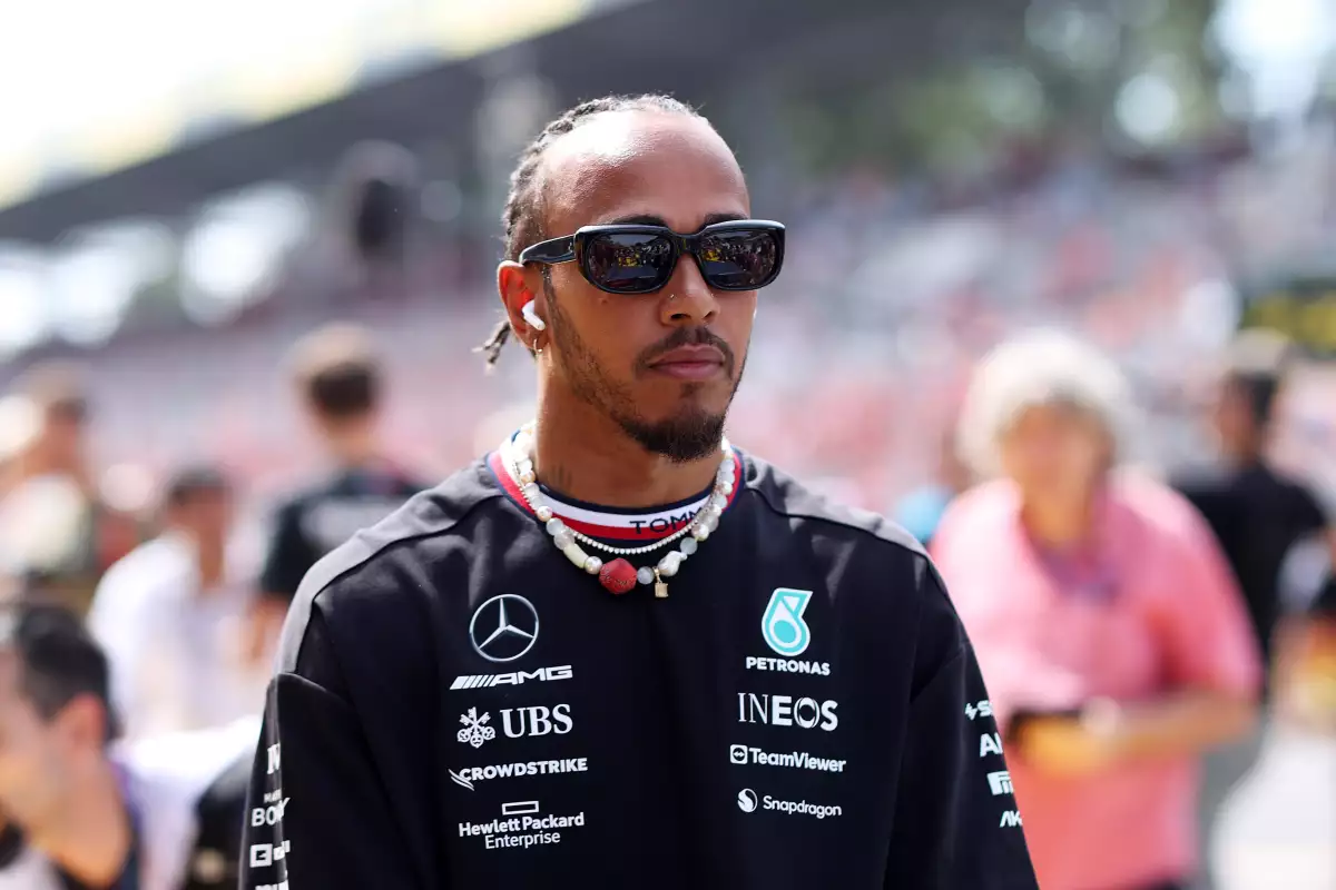lewis-hamilton-arremete-helmut
