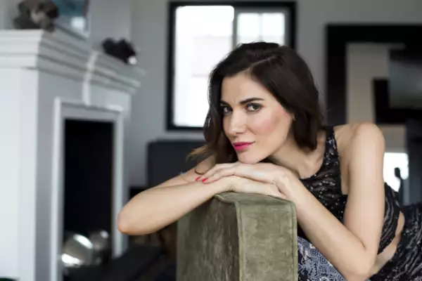 Cecilia Gessa es novia del también actor Carlos Bardem. Stylist: Karen Pareti.