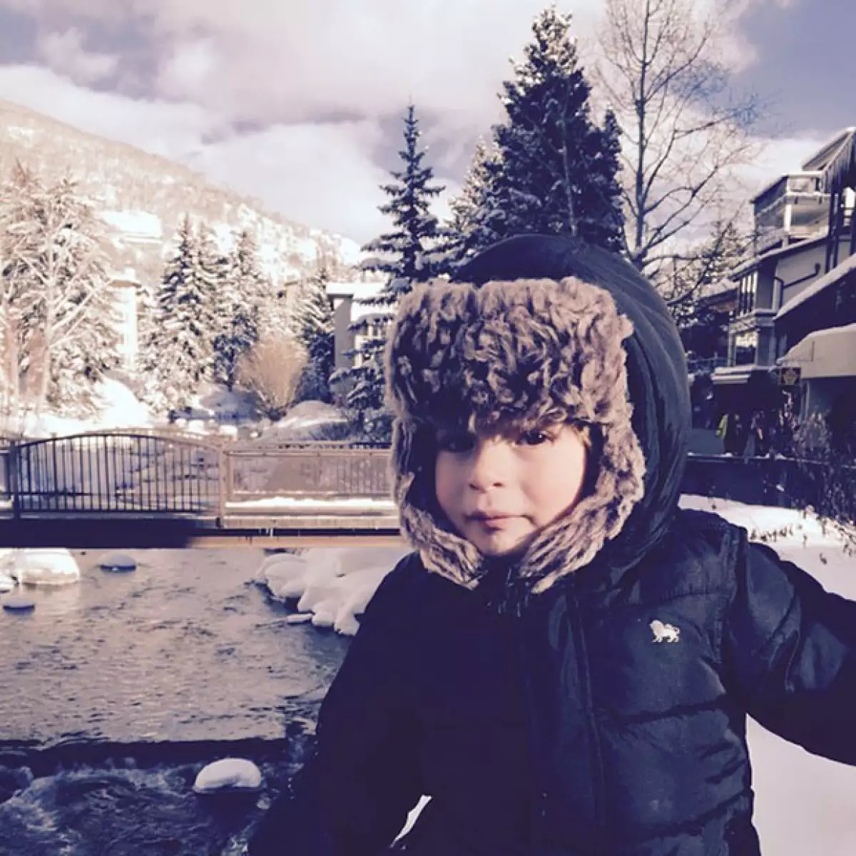 Mateo es la adoración de su mamá, y es que la conductora no dejó de compartir fotos suyas en la nieve.