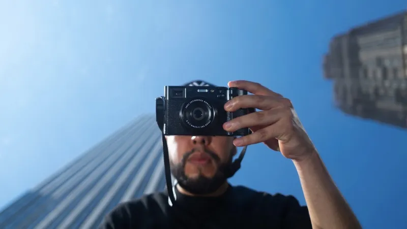 Cámara Fujifilm X100VI de diseño retro, con lente fijo de 23 mm y diales mecánicos en la parte superior.