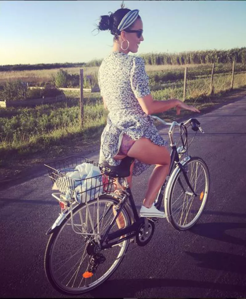 La cantante californiana compartió en Instragram una foto en la que deja a la vista parte de su booty mientras pasea en bicicleta.