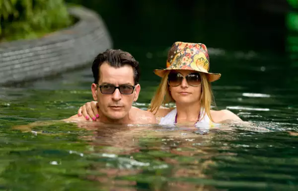 El actor con su última ex esposa, Brooke Mueller.