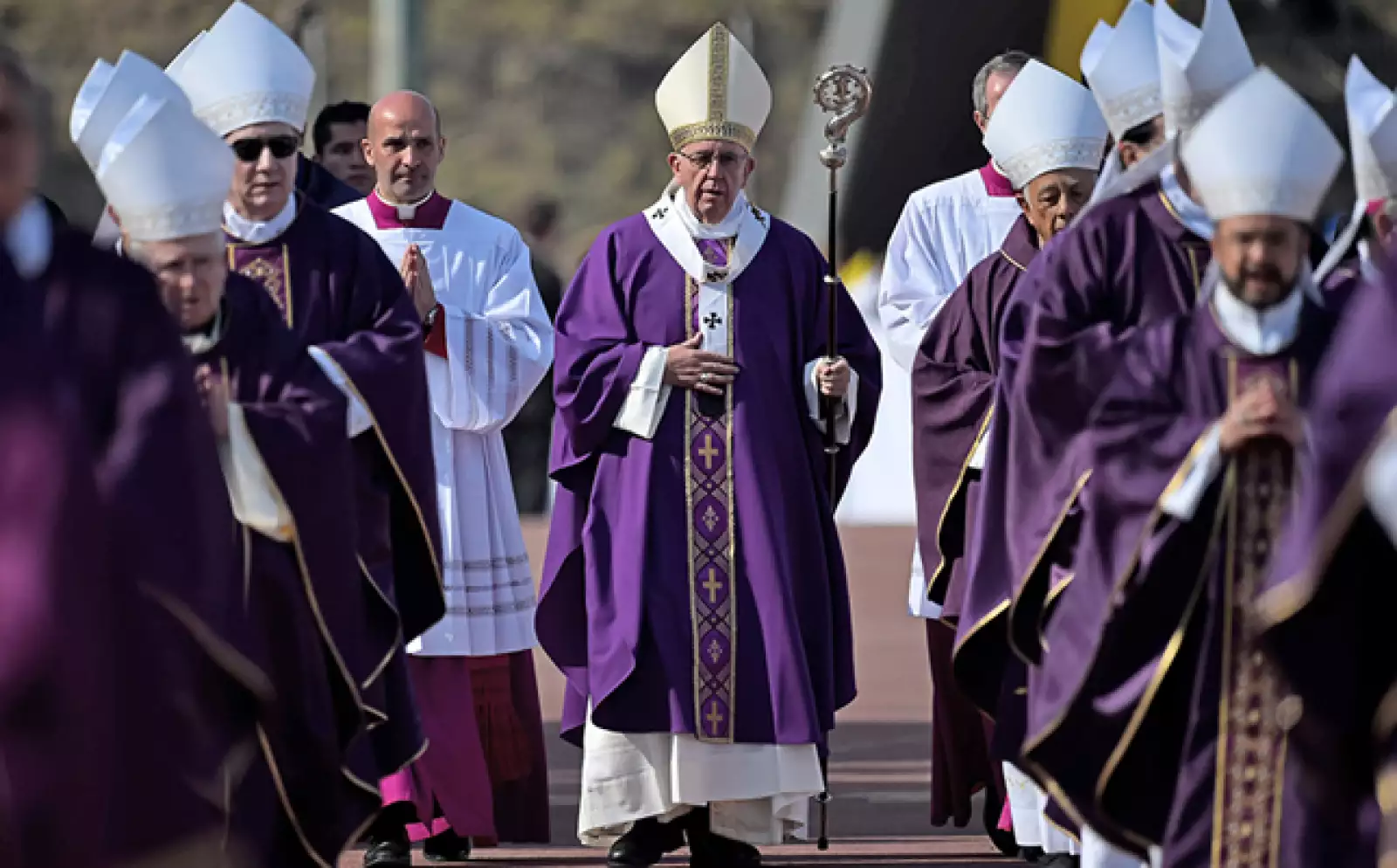 El papa llegó a la eucaristía utilizando el báculo y el cáliz que pertenecían a Vasco de Quiroga