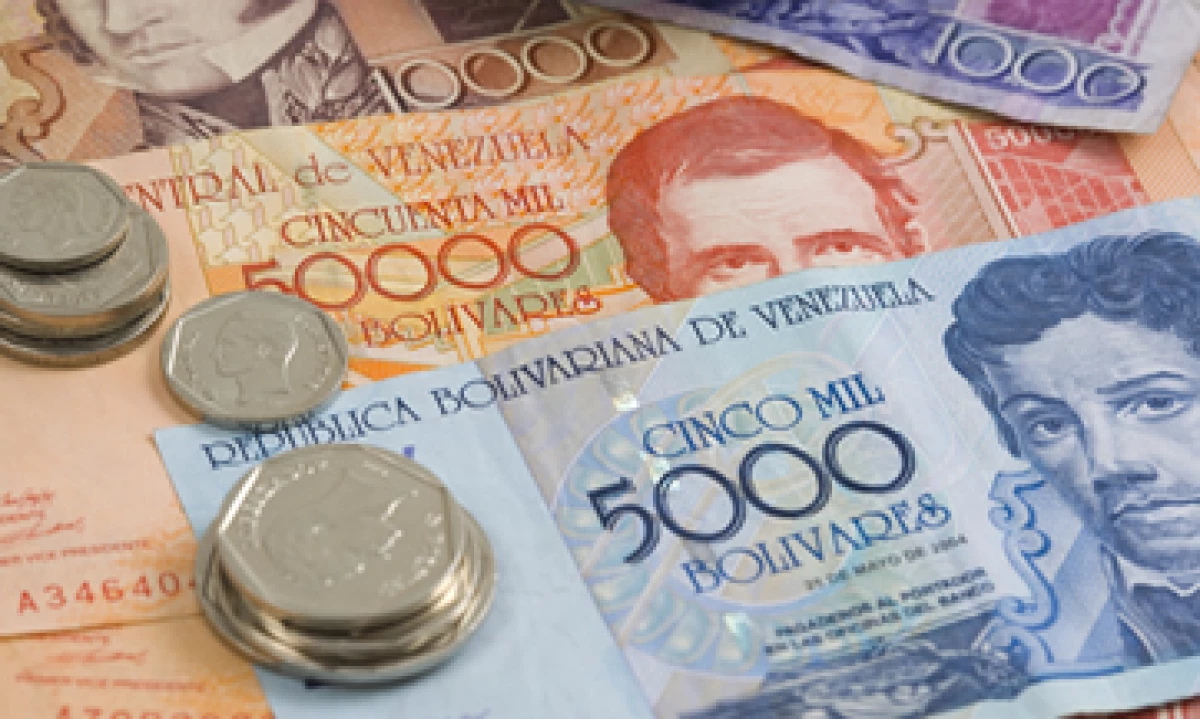 El bolívar se negocia en un mercado negro ilegal donde suele al menos triplicar el precio oficial. (Foto: Getty Images)