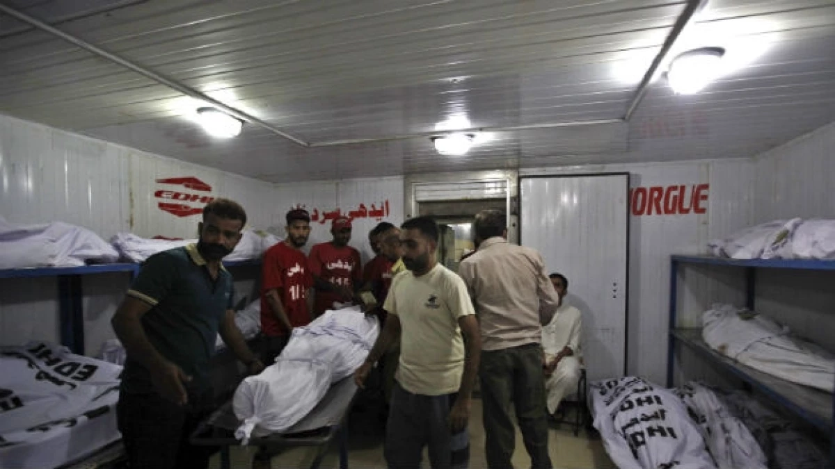 Personal de una morgue traslada los cuerpos de personas que murieron en Pakistán por una ola de calor