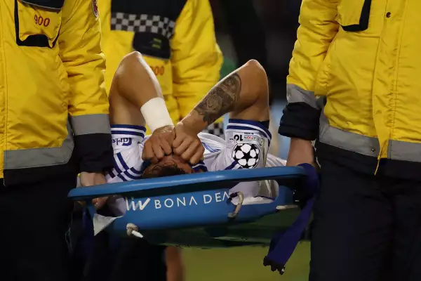 Foto de Rodrigo Huescas, futbolista mexicano que juega en Europa, siendo sacado en camilla de la cancha tras sufrir una lesión en la rodilla.