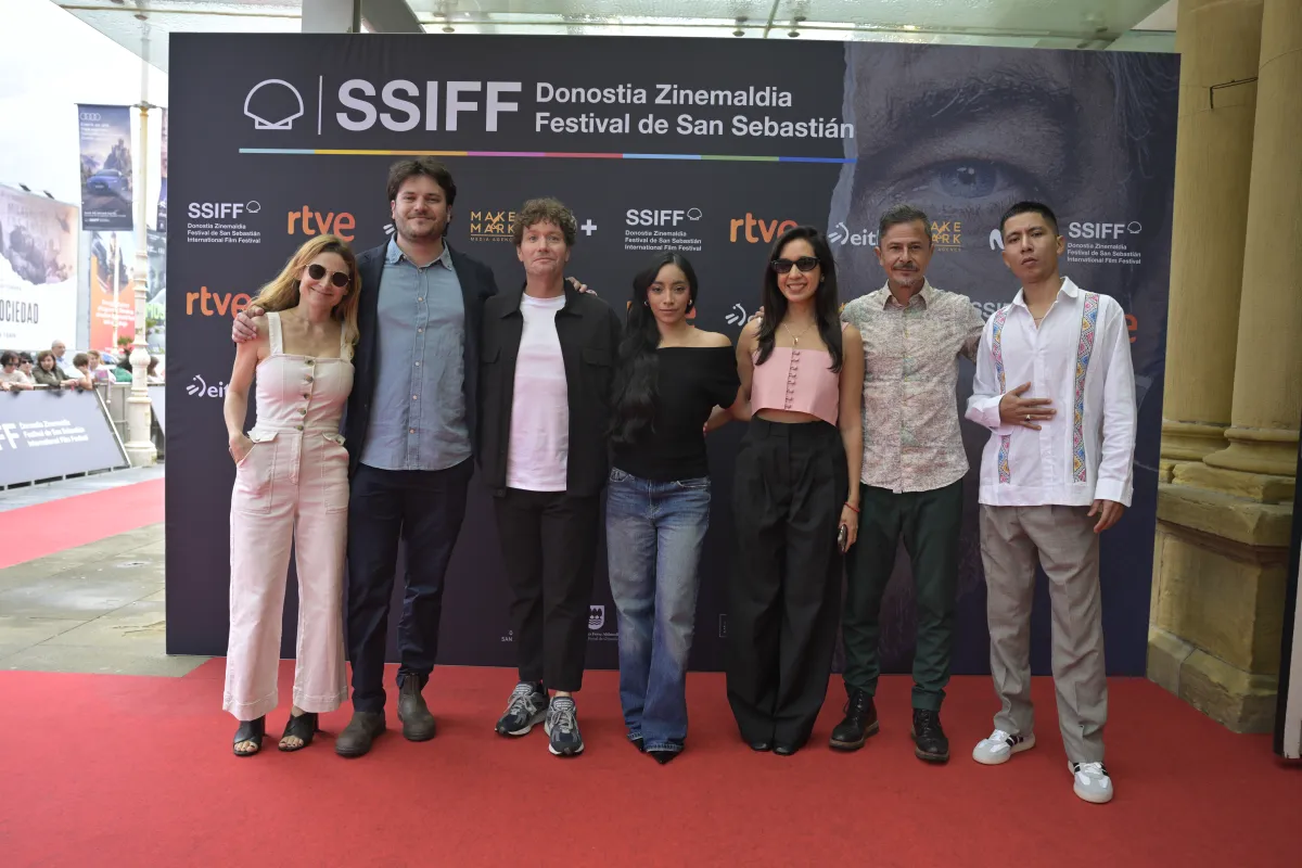 Julia Cherrier, Pablo Guerrero, Rodrigo García, Anna Díaz, Paola Cortés, Gustavo Sánchez, Ernesto Meléndez en la premier en San Sebastián de Morro. 
