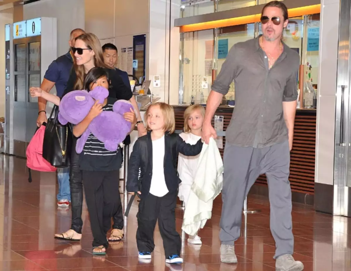 La popular familia se encuentra en el país de Oriente promocionando el filme de Pitt "Guerra Mundial Z", mientras que Angelina participa en un foro contra la violencia sexual en las guerras.