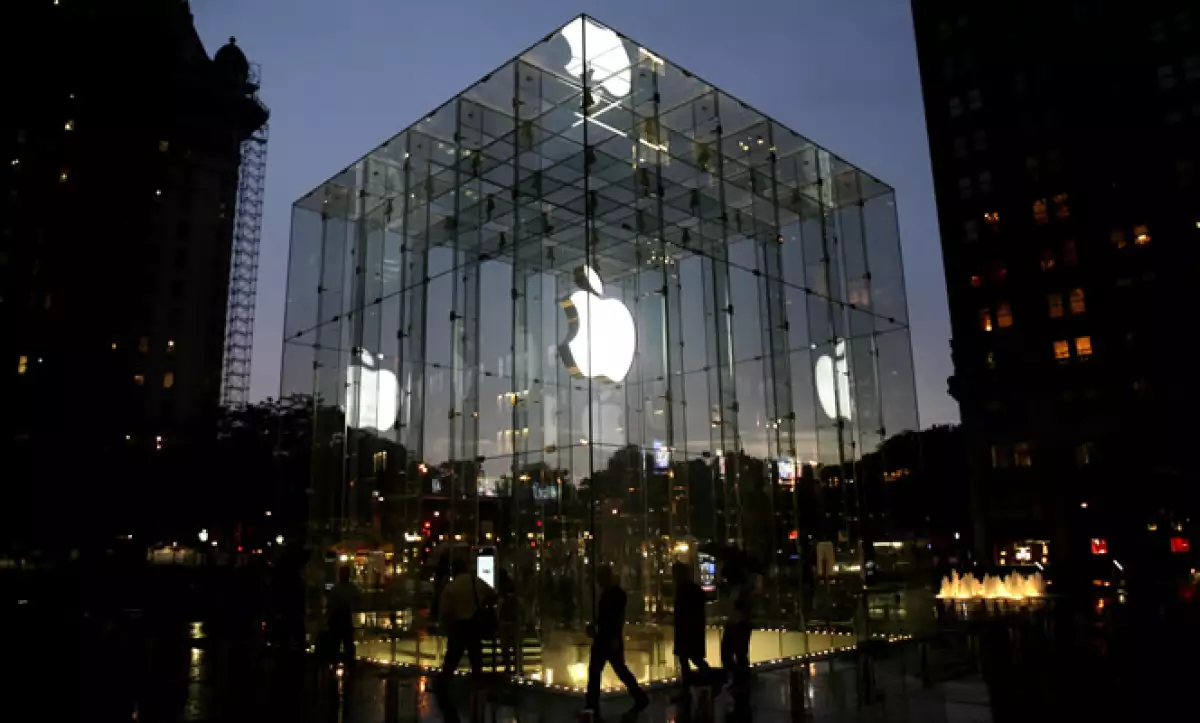 Cientos de fanáticos se formaron desde la noche previa en las tiendas oficiales de la empresa para adquirir el teléfono, cuyo precio inicial fue de 399 dólares.