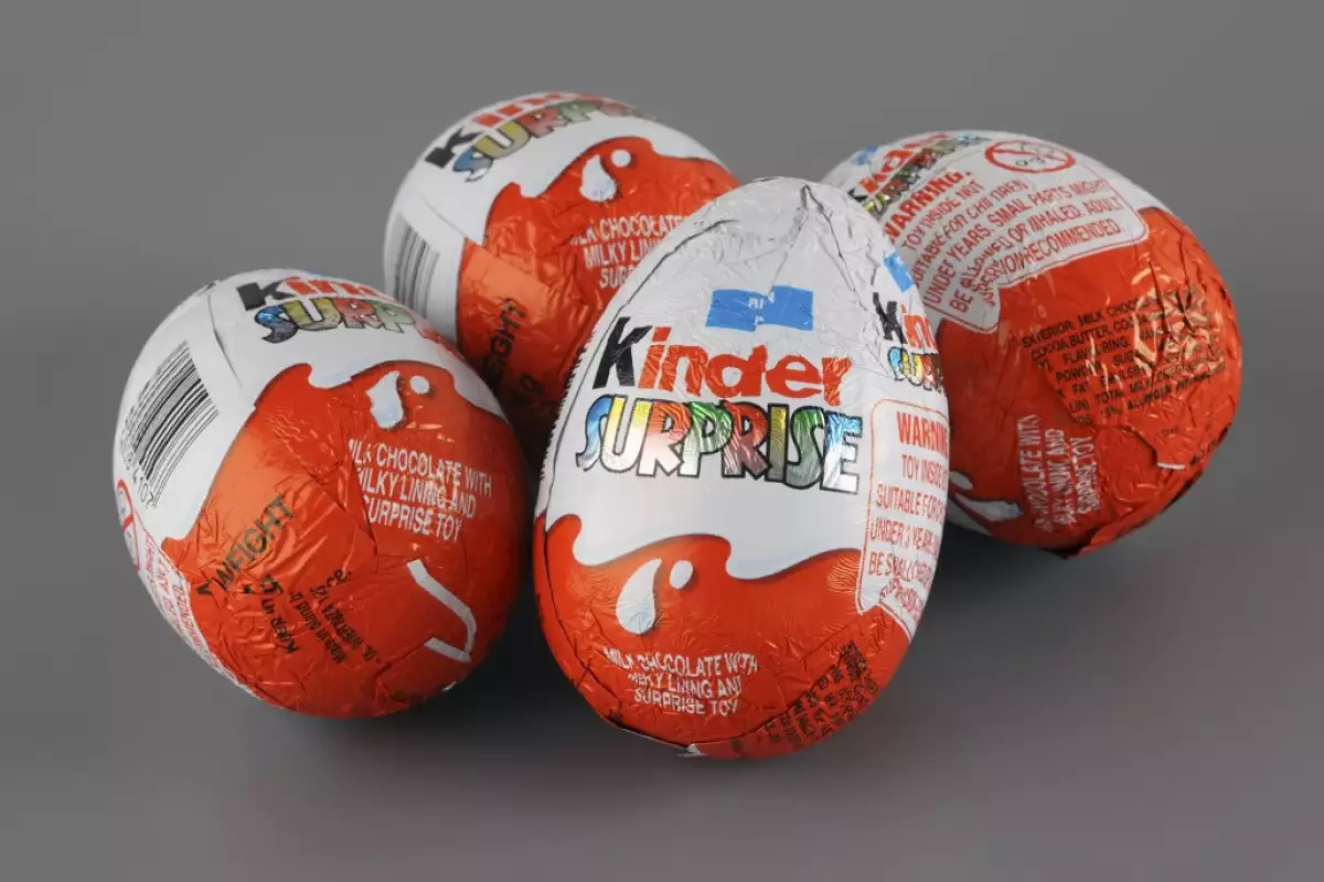 La organización Foodwatch indicó que las envoluras del Kinder Sorpresa tienen sustancias que pueden causar cáncer y dañar el genoma humano.