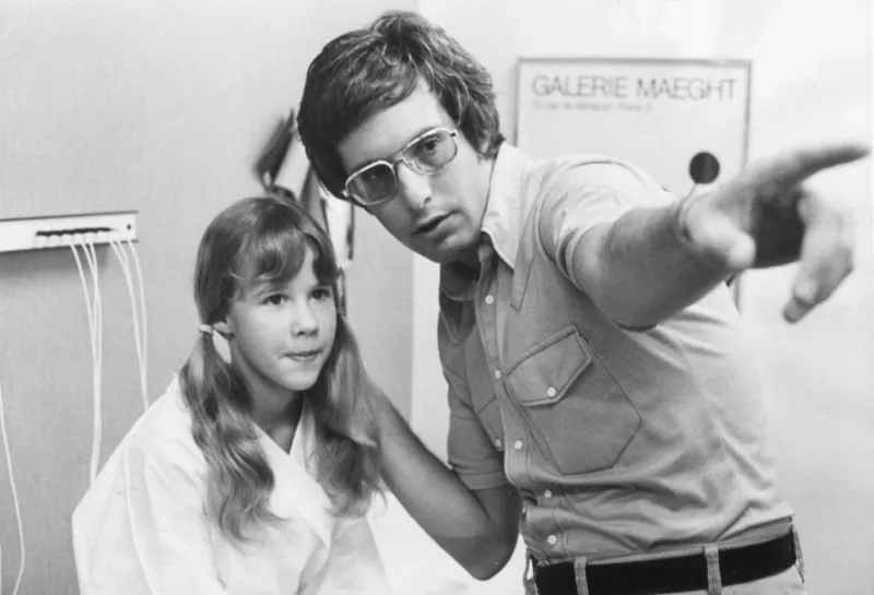 William Friedkin da anotaciones sobre una escena de El Exorcita a la joven actriz Linda Blair.