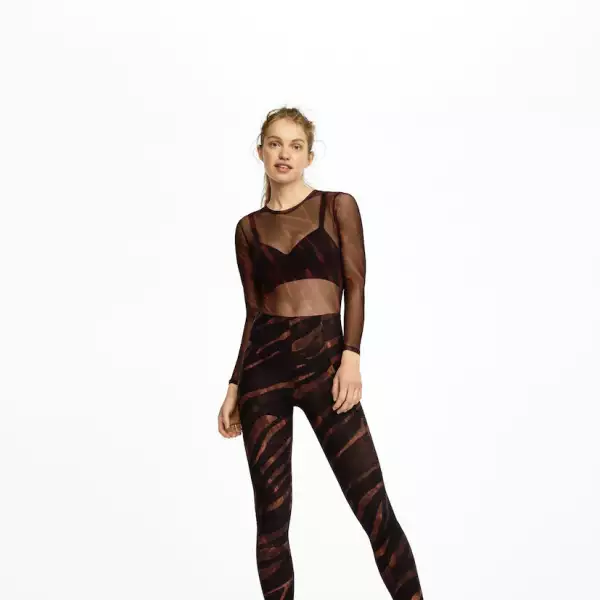 Si no eres tanto de top corto, usa esta blusa transparente sobre tu bra deportivo, el look completo tiene el mismo estampado, ¡lo queremos ya! 
Oysho.com / top transparente: $499, top: $599, leggins: $559