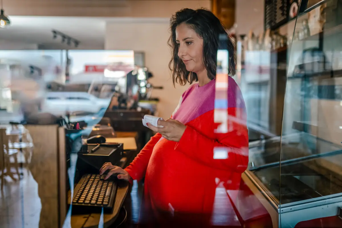 Las mujeres tienen permiso de maternidad, pero lo 'pagan' caro con su pensión: su afore deja de crecer
