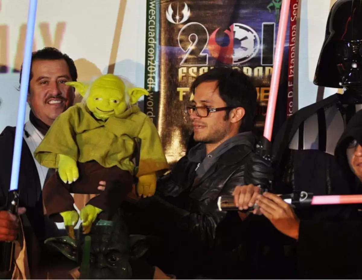 El actor mexicano fue el encargado de presentar en México un documental sobre la popular saga cinematográfica.