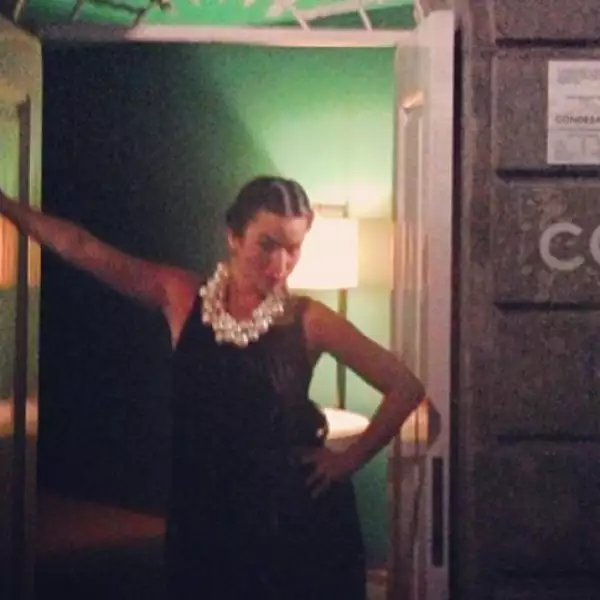 Otro black dress con un statement se convierte en un look único.