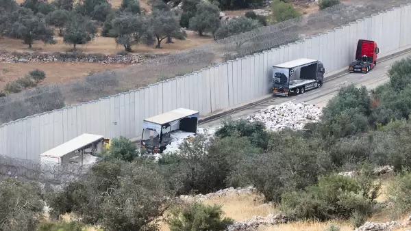 Una vista de camiones que transportaban ayuda a Gaza que fueron detenidos después de ser dañados por colonos israelíes cerca de un puesto de control cerca de Hebrón, en la Cisjordania ocupada por Israel, el 14 de mayo de 2024.