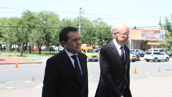 El titular de Economía, Ildefonso Guajardo, llegó en compañía de Dionisio Garza.