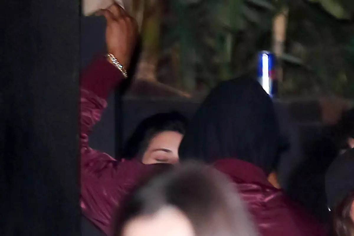 En la foto tomada en el 1 Oak, Kendall parece darle un beso al deportista.