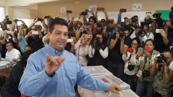 En Tamaulipas, panistas celebraron con el candidato Francisco Cabeza de Vaca la alternancia en la entidad gobernada por el priista Egidio Torre Cantú.