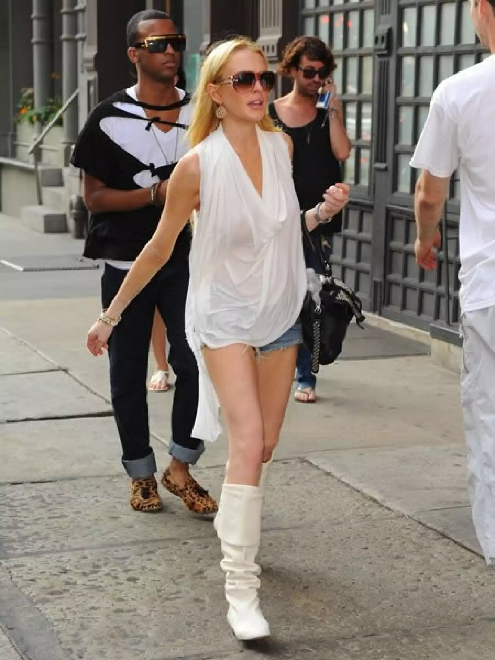 Un look completamente diferente, con botas altas blancas para caminar por el Soho.