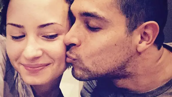 La pareja intenta mantener su relación low profile, pero hace unas semanas, Demi mostró cuánto extrañaba a su novio, quien la ha ayudado a sobrellevar sus problemas.