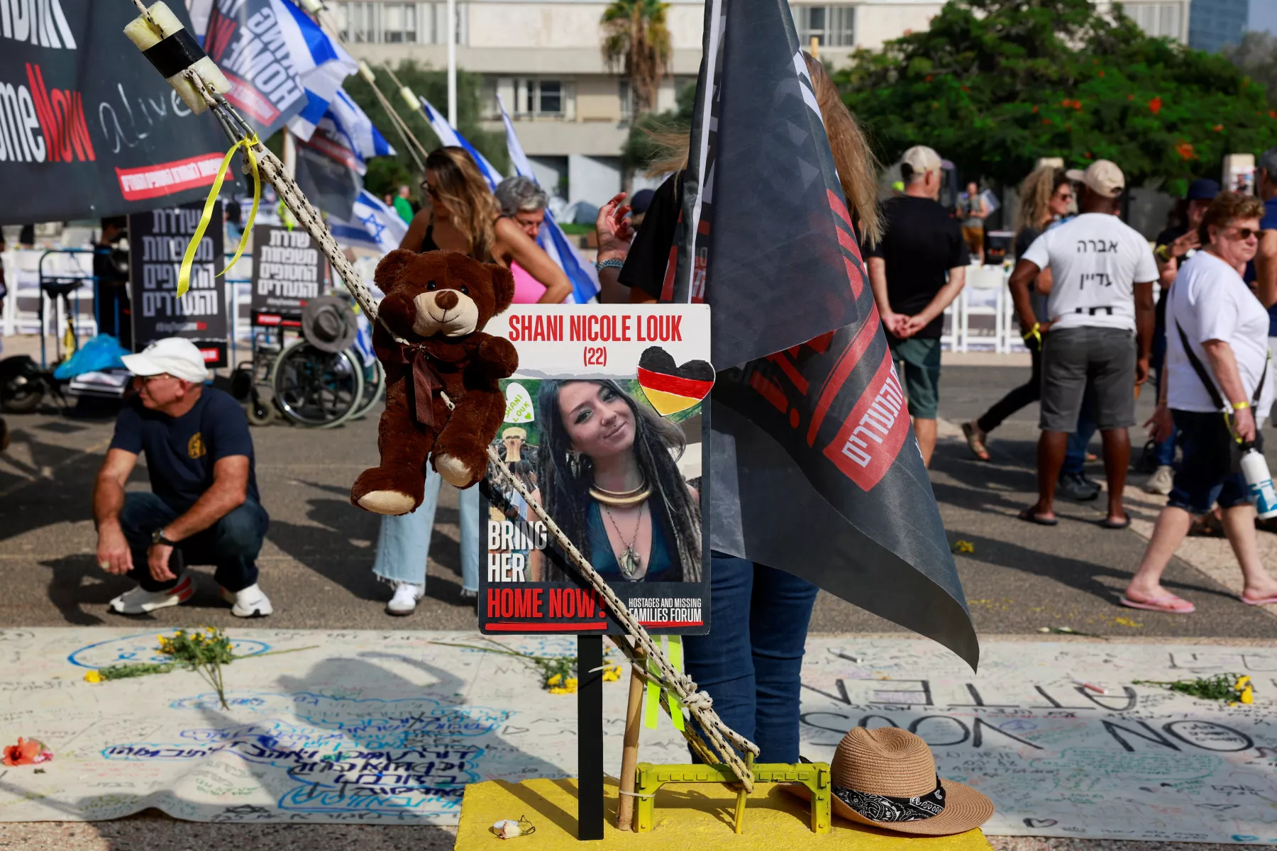 Una foto de Shani Nicole Louk, que está desaparecida, se muestra durante una manifestación de familiares y partidarios de rehenes que están retenidos en Gaza después de ser secuestrados de Israel por hombres armados de Hamas, mientras piden un diálogo con el primer ministro israelí Benjamin Netanyahu y el ministro de Defensa Yoav Gallant, en Tel Aviv, Israel, el 28 de octubre de 2023.