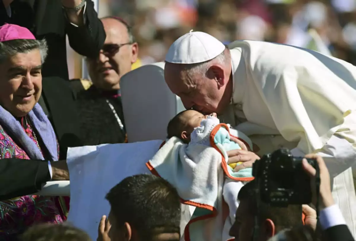 Durante el recorrido por el estadio, el Papa besó a varios niños.