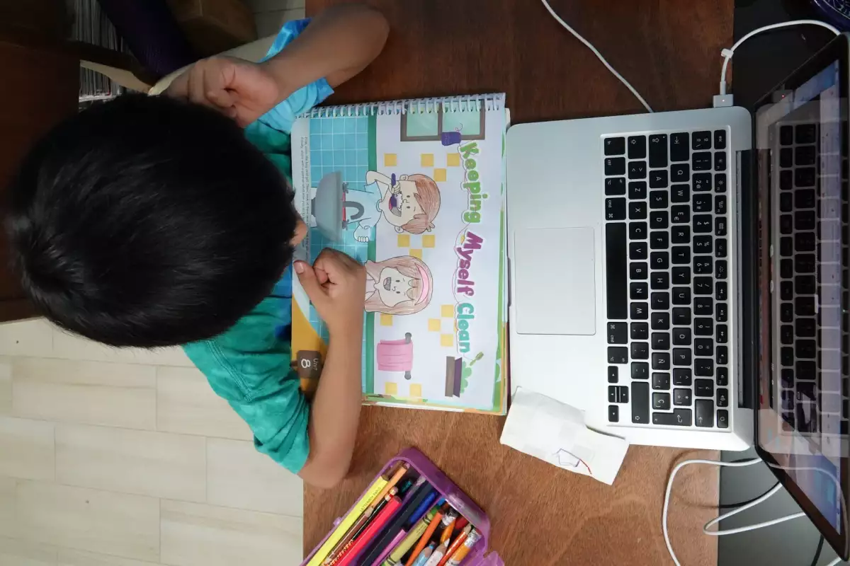 Niños toman clases a distancia.