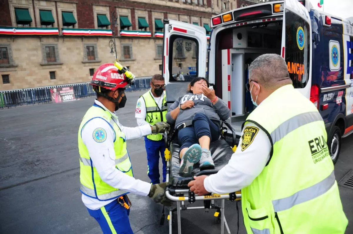 Elementos del ERUM trasladan a un ambulancia a Monserrat a una ambulancia para revisar su estado de salud.