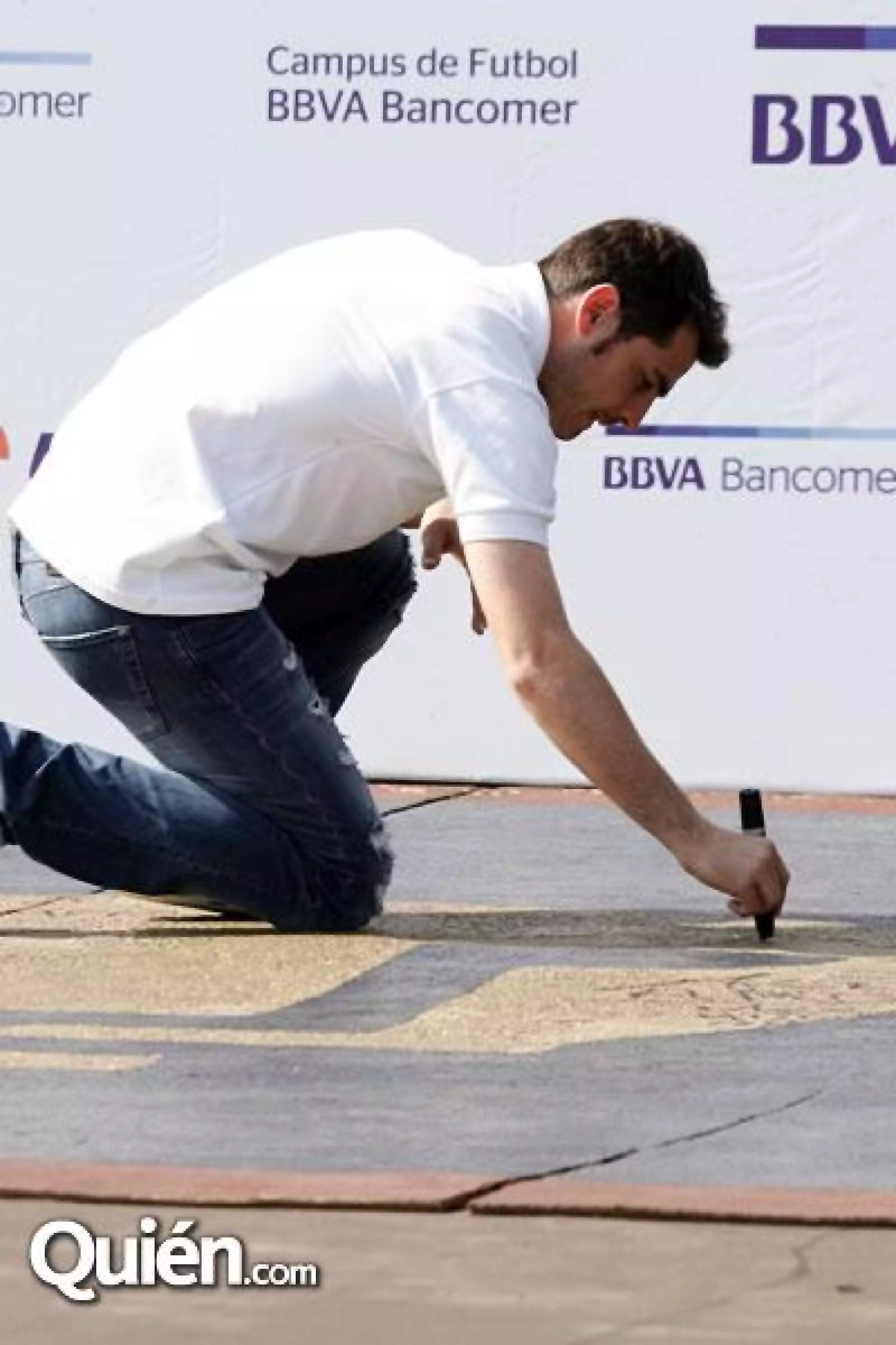 Iker Casillas firma el escudo UNAM