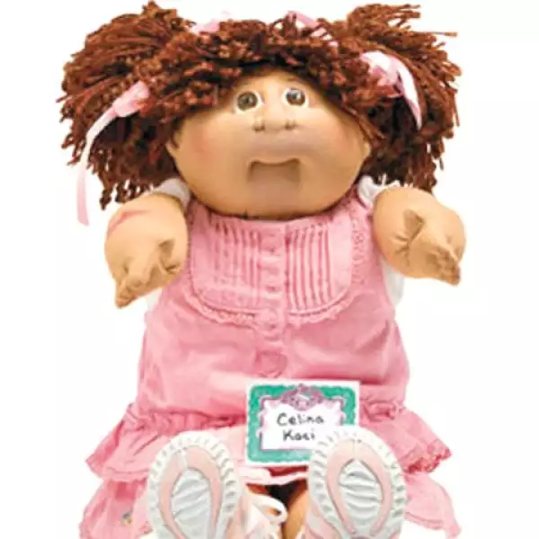 El atractivo de Cabbage Patch era que no existían dos iguales. Las sutiles diferencias eran hechas con una computadora para cada producción. Cada una venía con un certificado de nacimiento y otro de adopción.