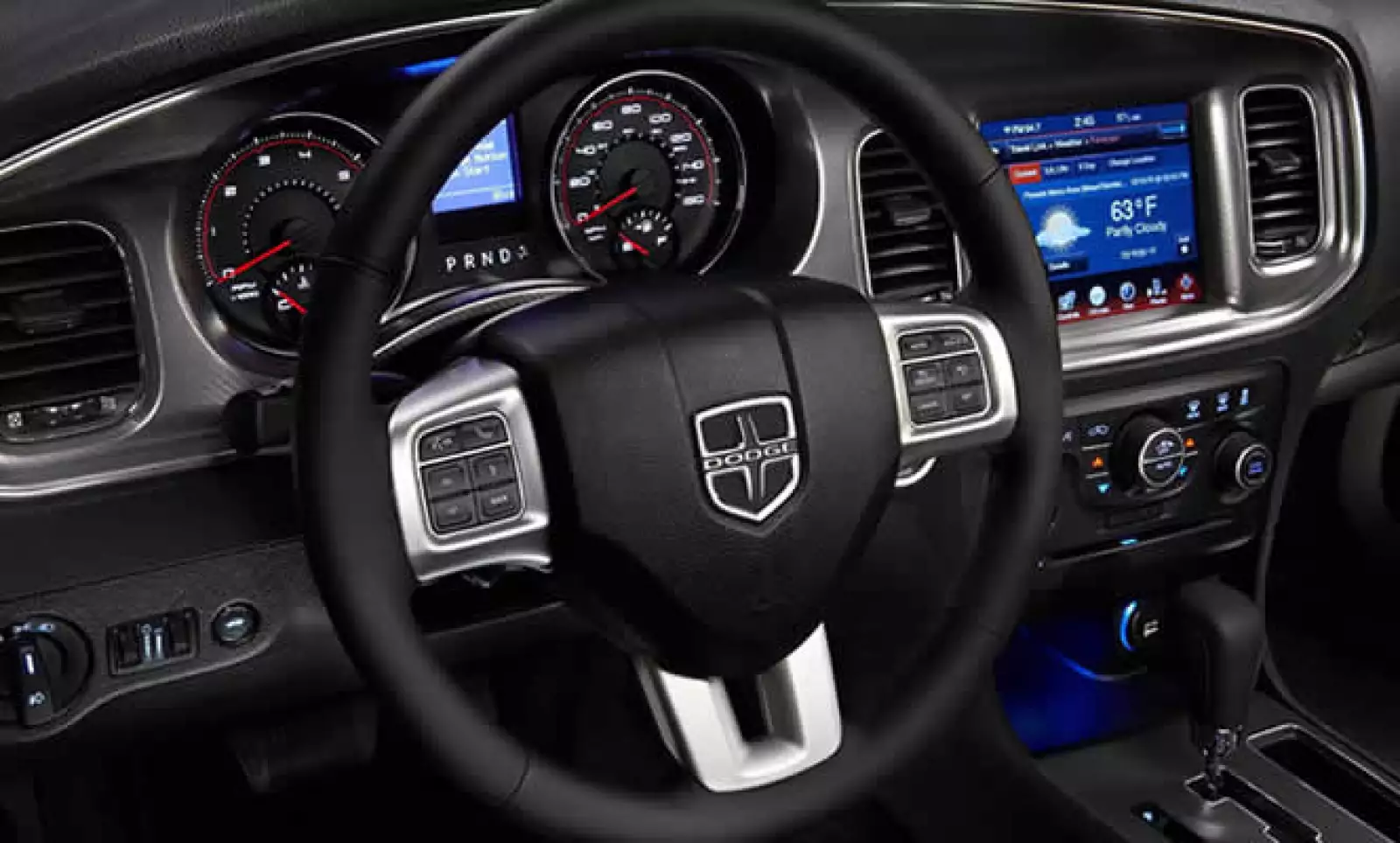 El vehículo además integra una nueva tecnología en su interior, con el nombre de ‘Uconnect’, que le permite manejar desde una consola táctil varias funciones del automóvil.