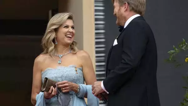 Máxima complementó el vestido strapless con las mismas joyas que us´ó en la boda en 2011.