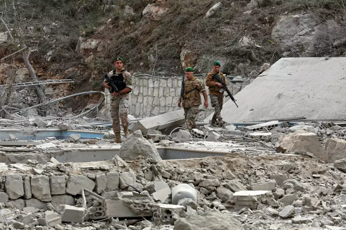Soldados del ejército libanés inspeccionan el lugar de un ataque aéreo israelí en el sur de la aldea libanesa de Tair Felsay, cerca del río Litani, a principios del 13 de noviembre de 2025.