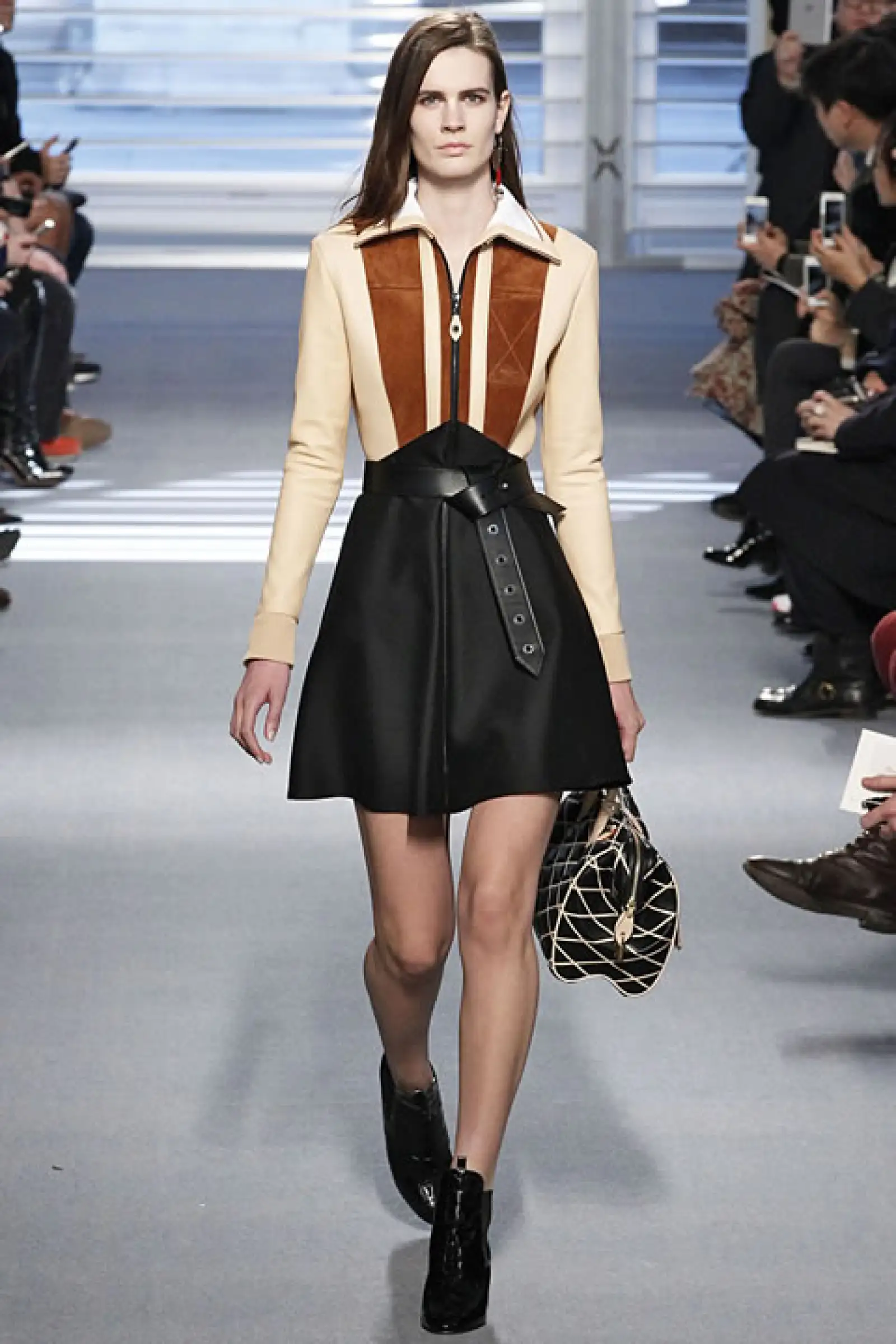 Louis Vuitton Con la delicadeza que la caracteriza la combinación de texturas y gráficos hicieron esta colección espectacularmente femenina y acertada.