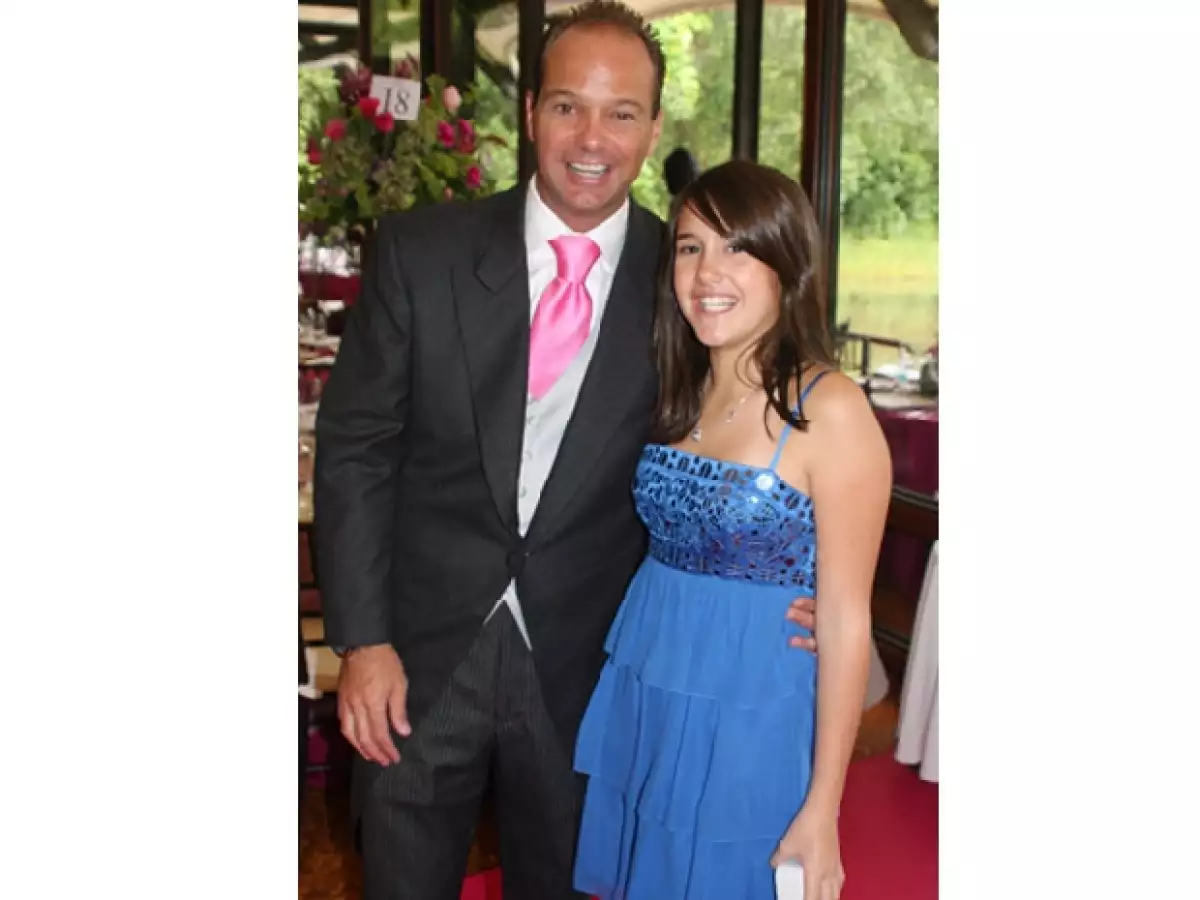 La hija del comentarista deportivo, Lorenza García Hegewisch de 13 años de edad, firmó como testigo.