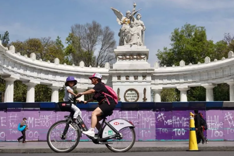 Una persona en bicicleta acude al Paseo Ciclista Dominical en la CDMX. 