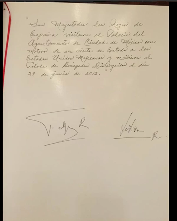Libro con las firmas de los reyes de España.