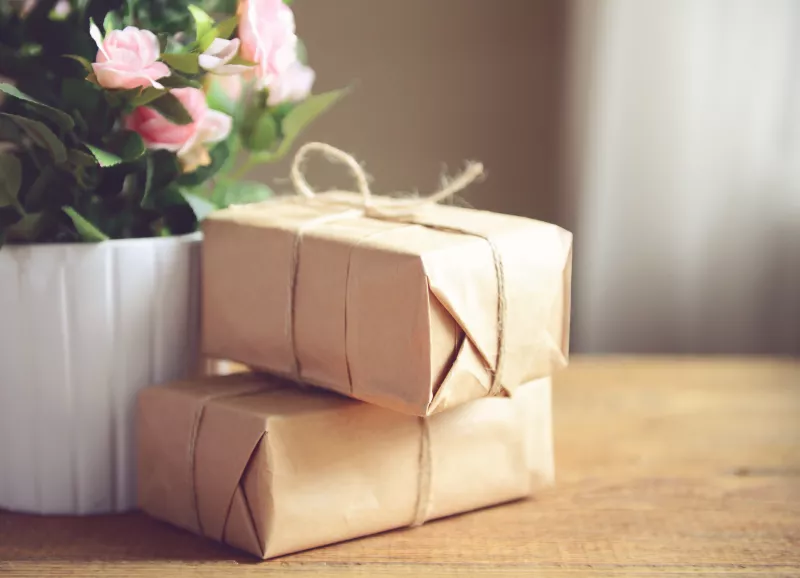 flores y regalos (iStock)