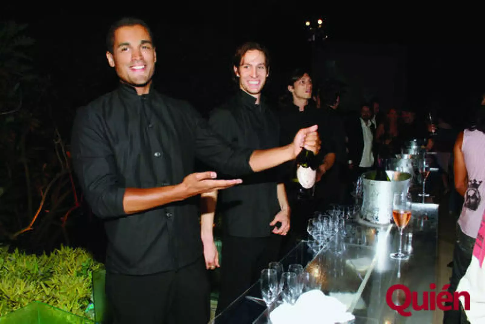 Meseros sirviendo champagne