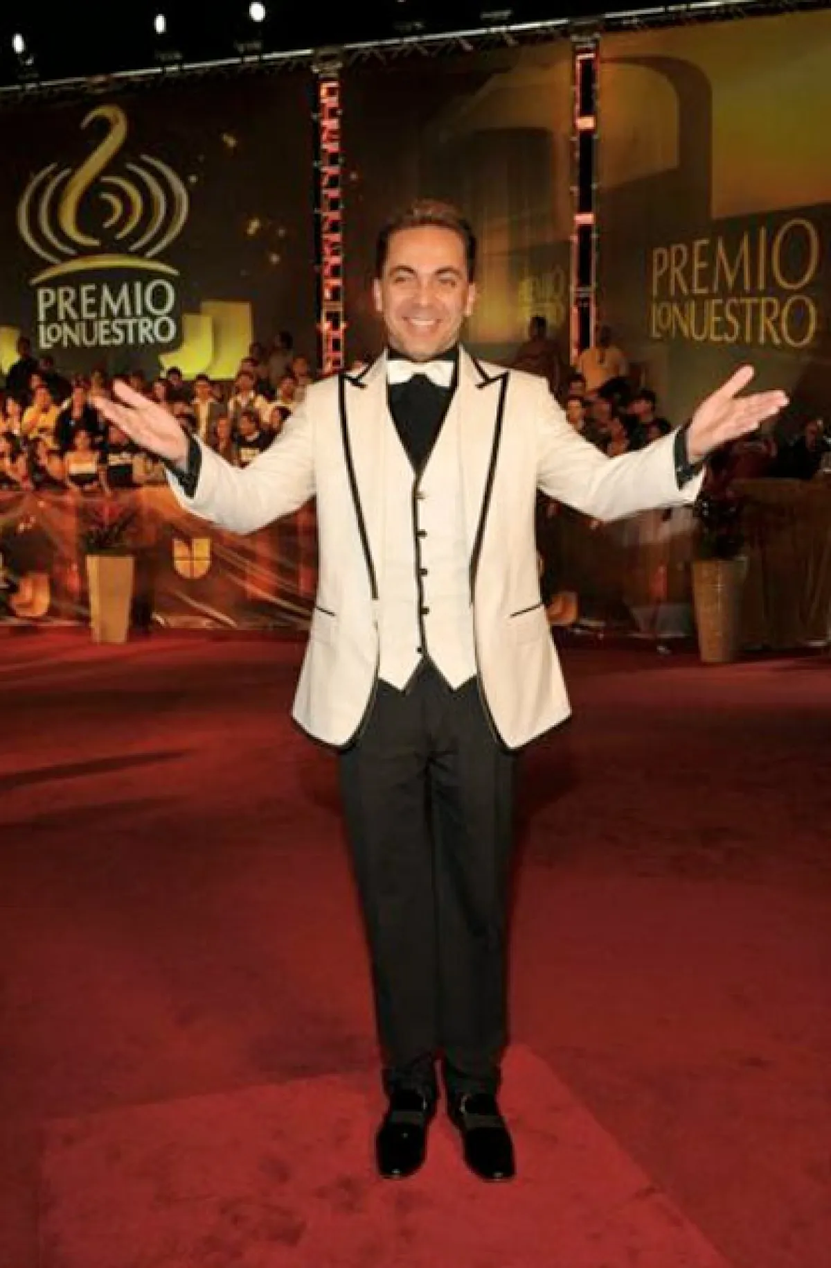 El traje blanco de Cristian Castro fue de los más llamativos en la red carpet.