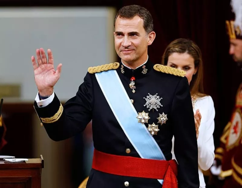 En una ceremonia en el Congreso de los Diputados, Felipe VI juramentó como nuevo rey y prometió velar por la "dignidad" de la institución