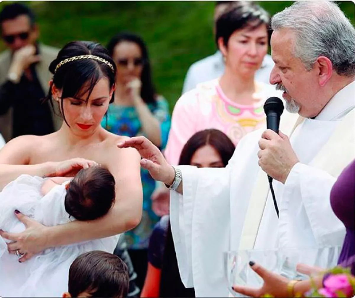 La pequeña de cinco meses recibió la bendición de un padre.