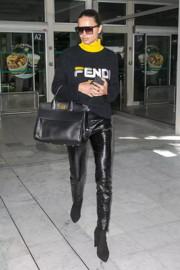 Adriana Lima usando Fendi Mania