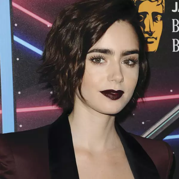 El color de piel de Lily Collins quedó a la perfección con su elección de tono gótico de labios y las pestañas ultra largas en los British Academy Britannia Awards el pasado octubre.