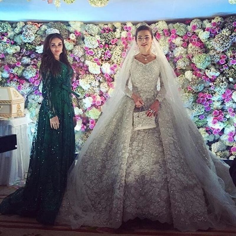 La novia lució un impresionante vestido de Elie Saab.