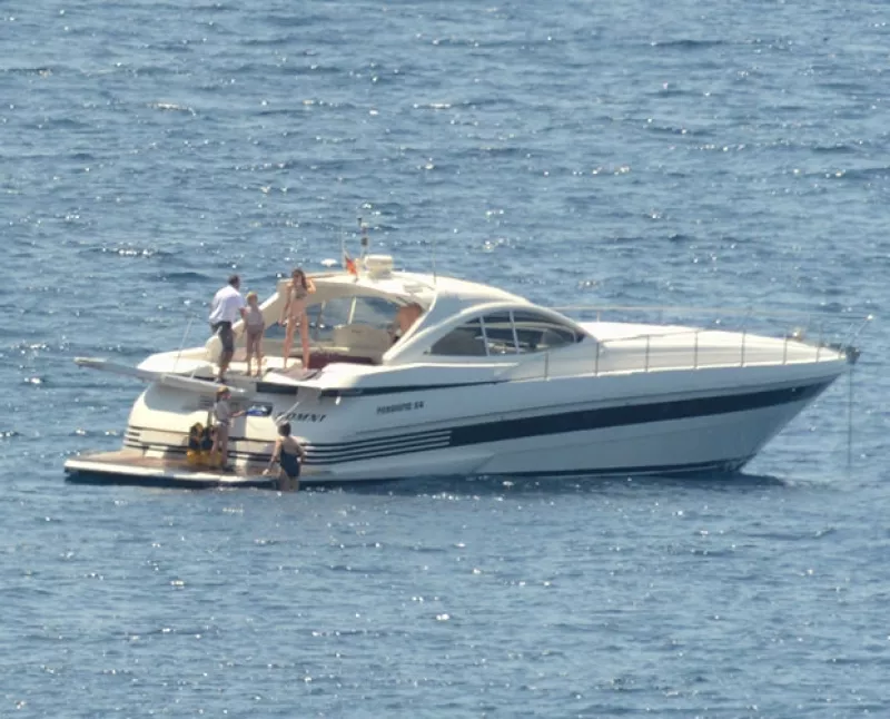 Esta es la primera vez que la esposa de Felipe VI es vista en bikini desde su nombramiento como rey de España, nuevamente llamó la atención su frágil figura.