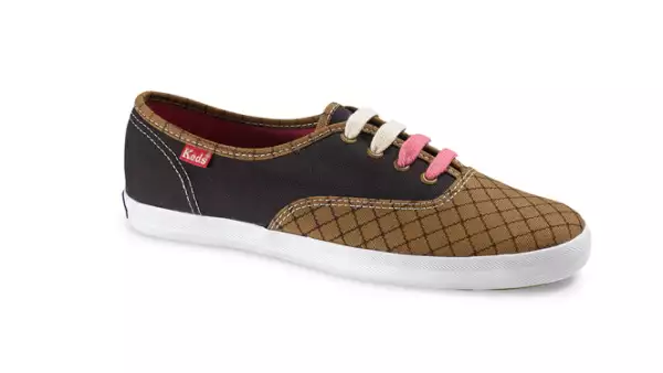 Adoptando las ultimas tendencias, los zapatos combinan colores y texturas.