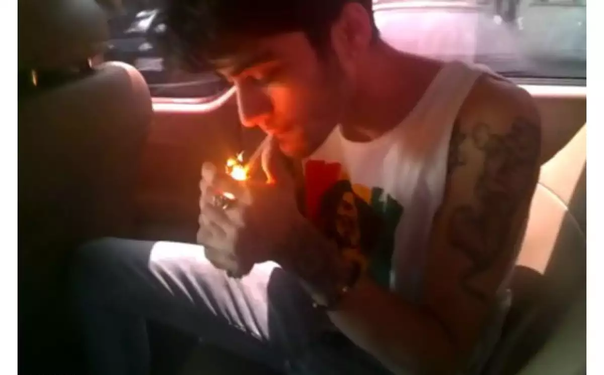 En el video se observa a Zayn Malik encendiendo un cigarrillo de esta sustancia.