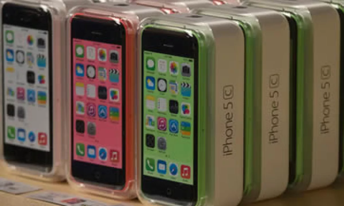 Apple dijo previamente que vendió 9 millones de unidades de sus modelos 5C y 5S, aunque no dio cifras separadas para los modelos. (Foto: Reuters)